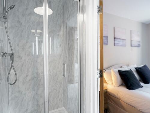 Ένα μπάνιο στο Pass the Keys Luxury 3BR Apt City Centre Free Parking