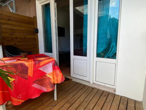 Postel nebo postele na pokoji v ubytování Appartement cosy à Saint-Joseph - 44 m² avec terrasse