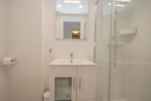 A bathroom at Sepulveda 2 Spaniahome