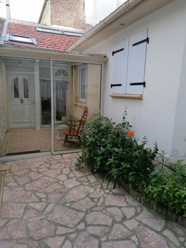 Elle offre une vue sur l'extérieur d'une maison dotée d'une terrasse. dans l'établissement Paradise caché, au Havre