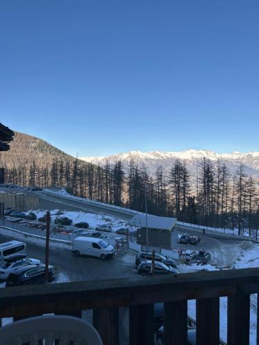 un parking avec des voitures garées dans la neige dans l'établissement Appartement 6 personnes au coeur de la station Les Orres 1800m, aux Orres