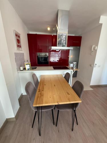 Dapur atau dapur kecil di Seaside Paradise - 2 Bedroom apartment with Ocean Views & Air Conditioning in Playa San Juan