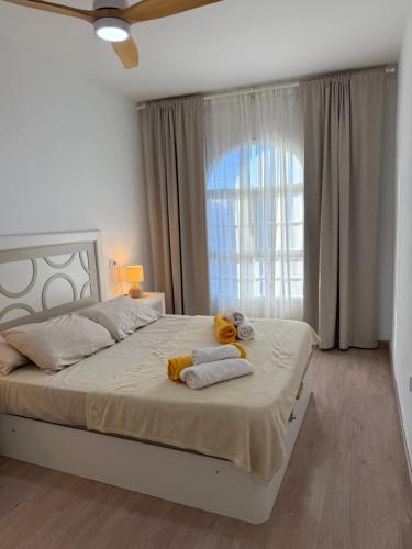 Katil atau katil-katil dalam bilik di Seaside Paradise - 2 Bedroom apartment with Ocean Views & Air Conditioning in Playa San Juan