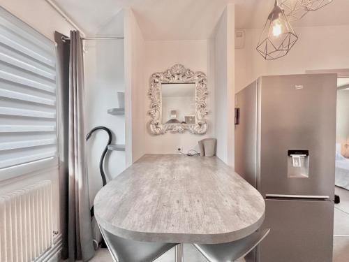 une cuisine avec une table et un réfrigérateur dans l'établissement Comfortable T2 Annecy, à Annecy