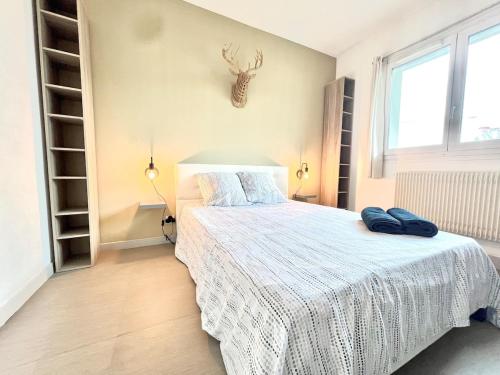 une chambre avec un lit avec un couvre-lit blanc dans l'établissement Comfortable T2 Annecy, à Annecy