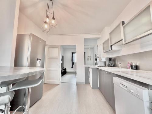 une cuisine avec des placards blancs et un comptoir blanc dans l'établissement Comfortable T2 Annecy, à Annecy