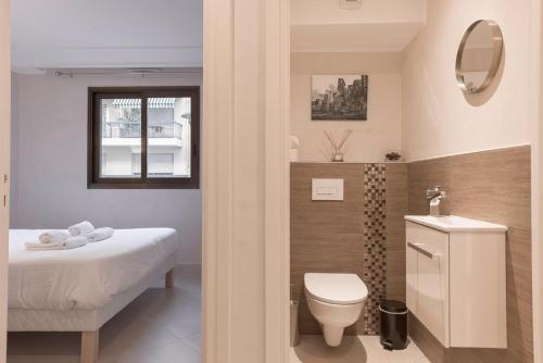 une salle de bain avec un lit, des toilettes et un lavabo dans l'établissement 