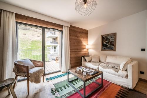 un salon avec un canapé et une table dans l'établissement Apartment Cumaru, Les Houches - by EMERALD STAY, aux Houches