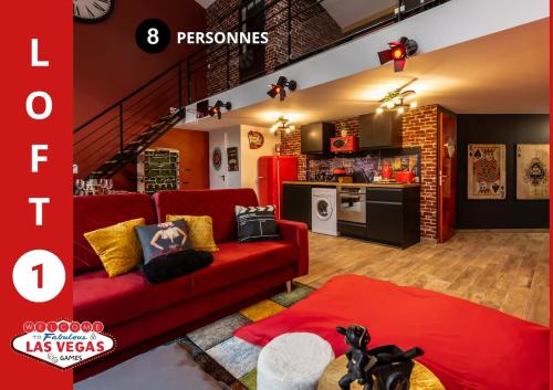 un salon avec un canapé rouge et une cuisine dans l'établissement Privatize 3 lofts 300 m2 & games bar by LOFT URBAN, à Saint-Étienne