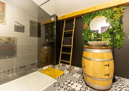 une salle de bain avec un grand tonneau et un miroir dans l'établissement Privatize 3 lofts 300 m2 & games bar by LOFT URBAN, à Saint-Étienne