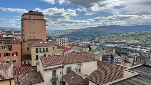 vistas a una ciudad con edificios y montañas en Ch Suite - Apartment - Piazza Prefettura, en Potenza