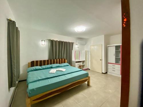 Postel nebo postele na pokoji v ubytování Oceana Hotel & Beach Resort