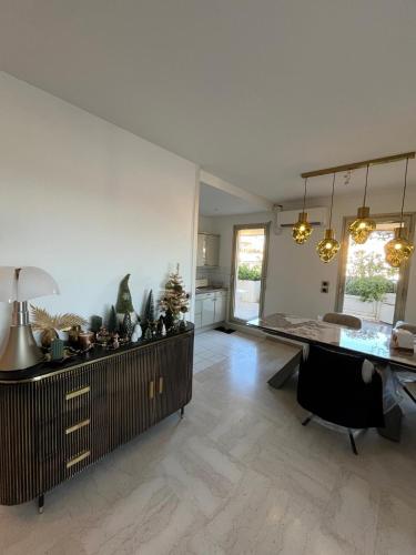 un salon avec une table et une salle à manger dans l'établissement Chataigniers One Bedroom, à Cannes