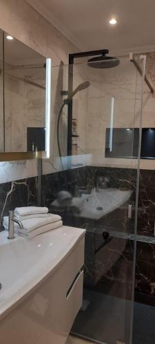 une salle de bain avec un lavabo et un miroir dans l'établissement Chataigniers One Bedroom, à Cannes