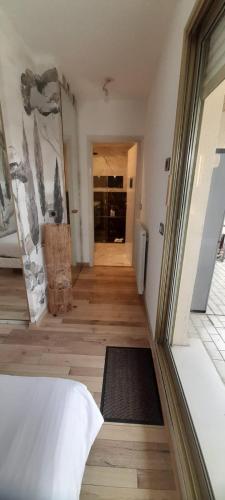 Cette chambre dispose d'un couloir, de parquet et d'une fenêtre. dans l'établissement Chataigniers One Bedroom, à Cannes
