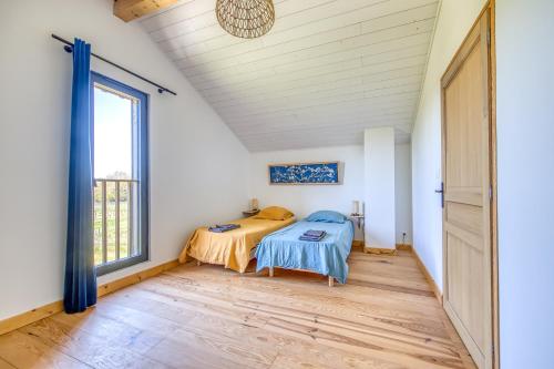 une chambre avec un lit et une fenêtre dans l'établissement Lodge evasion fleurie st Emilion, à Guillac