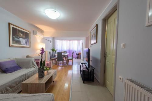 Platon Apartments