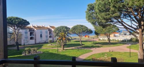 a view of a park with trees and buildings at Appartement climatisé avec piscine, magnifique vue mer, lac et le Pic le Canigõ ! in Le Barcarès