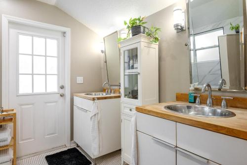 Ένα μπάνιο στο Charming 3BR Home Near DT with King Bed and Fire Pit