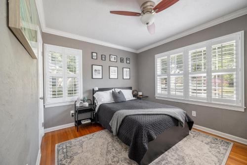 Ένα ή περισσότερα κρεβάτια σε δωμάτιο στο Charming 3BR Home Near DT with King Bed and Fire Pit