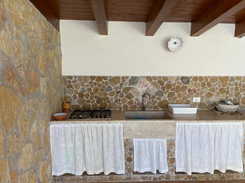 kuchnia z kuchenką i ręcznikami na ladzie w obiekcie DOLCE MARE, casa vacanze a due passi dal mare! w mieście Marsala