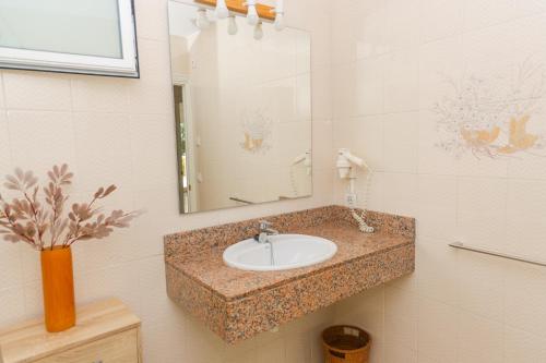 ソン・ボウにあるVilla Zodiaco Acuarioの洗面台と鏡のあるバスルーム