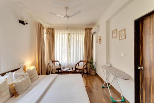 a bedroom with a large white bed in a room at 2bhk Bruno Nera Candolim 10 mins to beach in Nerul