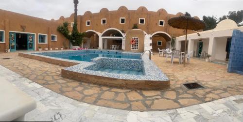 a swimming pool in the middle of a building at Hotel Matmata in Matmata
