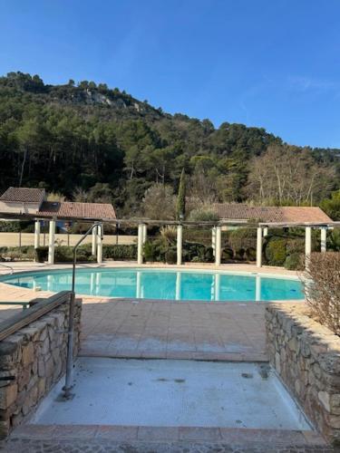 - une piscine dans une maison avec une montagne dans l'établissement Maison Cosy, à Vidauban