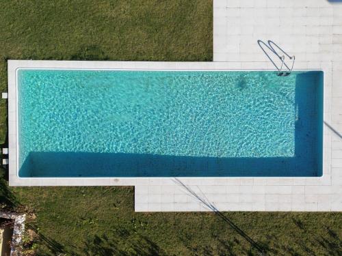 an overhead view of a swimming pool with blue water at HostWise - Modern Flat w/ Balcony, Garage & Pool in Vila Nova de Gaia