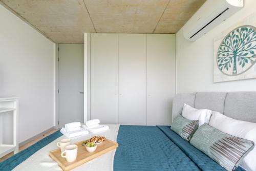 HostWise - Modern Flat w/ Balcony, Garage & Pool