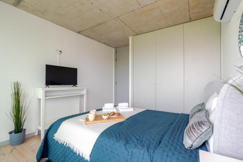 HostWise - Modern Flat w/ Balcony, Garage & Pool