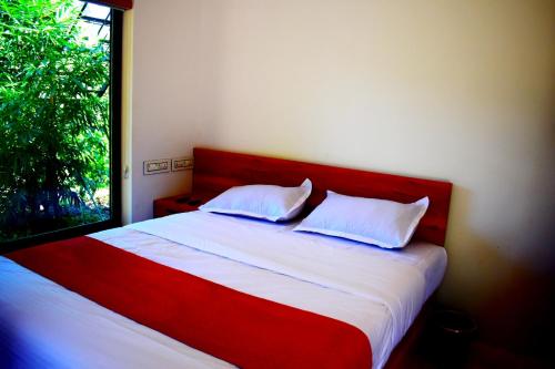Una cama o camas en una habitación de Green Heaven Kuruva Wayanad