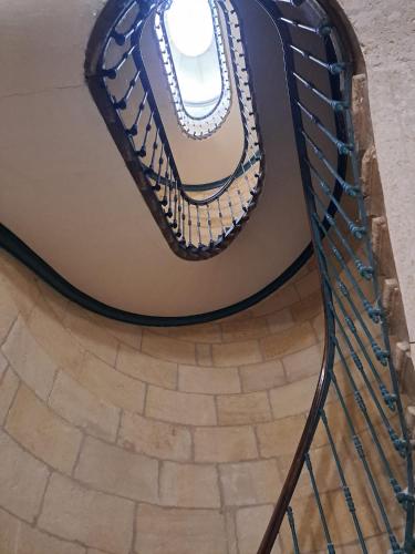 a shoe sitting on top of a escalator at Appart 2 Chambres au coeur de Libourne in Libourne