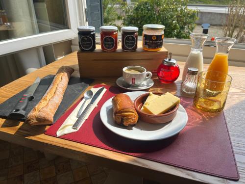une table recouverte d'une assiette de fromage et de pain dans l'établissement Au Moulin Du Pont, à Samognat