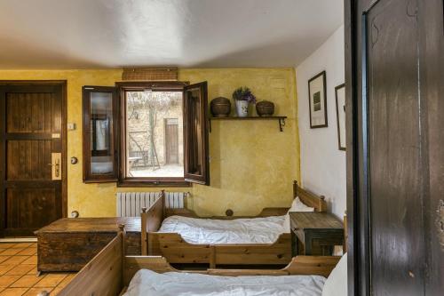 a room with two beds and a window at Habitacions Mas Fuselles in Girona