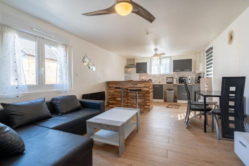 un salon avec un canapé et une table dans l'établissement Maison Zen - 20 min du centre du Mans, à Parigné-lʼÉvêque