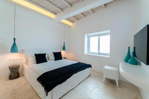 Postel nebo postele na pokoji v ubytování Anthis Villas Mykonos