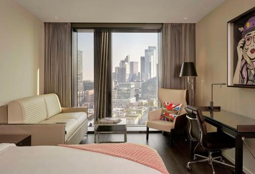 伦敦art'otel London Hoxton, powered by Radisson Hotels的一间可以看到城市景观的酒店房间