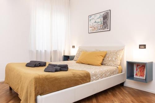 a bedroom with a bed with two towels on it at Centro Storico - Acquario di Genova in Genova