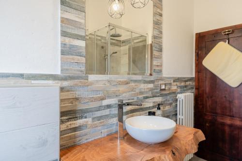 a bathroom with a bowl sink on a wooden table at Bed and Breakfast Mea Familia in Vinci