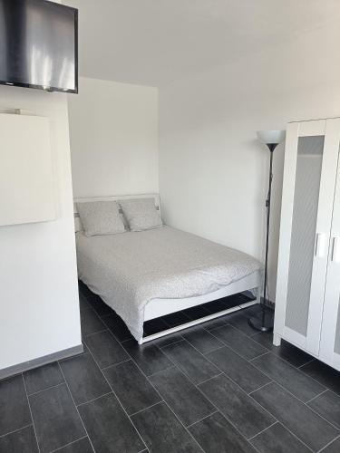 - un petit lit dans une chambre avec un étage dans l'établissement Studio équipé près de Paris, à Argenteuil