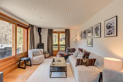 un salon avec un canapé et une table dans l'établissement Les Melées Apartments - Alpes Travel - Argentiere, à Chamonix-Mont-Blanc