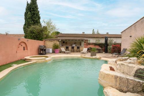 une piscine dans l'arrière-cour d'une maison dans l'établissement Les Dames De Molleges, à Mollégès