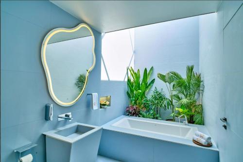 Ένα μπάνιο στο SaffronStays Sol Crest