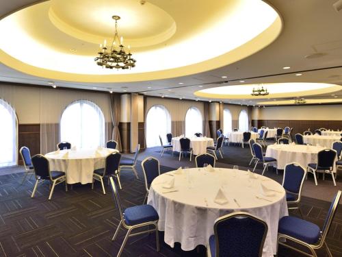 a banquet hall with white tables and chairs at Hakone Sengokuhara Prince Hotel in Hakone