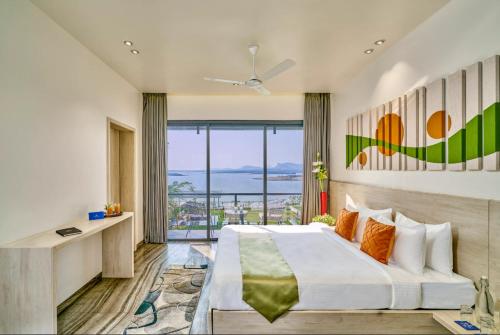 Ένα ή περισσότερα κρεβάτια σε δωμάτιο στο SaffronStays Sol Crest