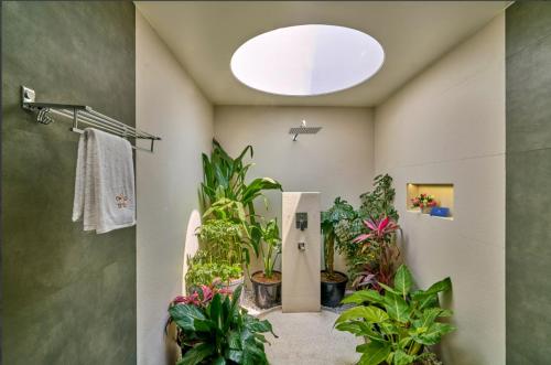Ένα μπάνιο στο SaffronStays Sol Crest