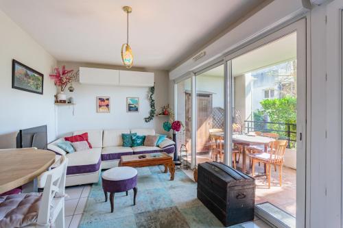 un salon avec un canapé et une table dans l'établissement Appartement Pont Pierre - Welkeys, à Bayonne