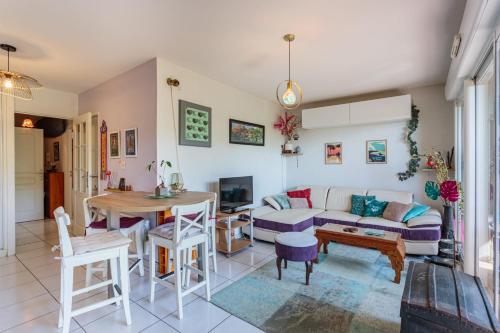 un salon avec un canapé et une table dans l'établissement Appartement Pont Pierre - Welkeys, à Bayonne